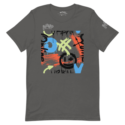 T-shirt grigio scuro con una vivace stampa grafica in stile graffiti al centro. Il design include tratti di pennello, simboli e testo stilizzato in colori come blu, arancione, verde lime e nero, con una faccina sorridente stilizzata. L'immagine è presentata su uno sfondo trasparente.