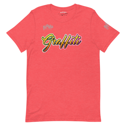 T-shirt color corallo/rosa salmone con una stampa grafica centrale che recita "Graffiti" in stile calligrafico, con colori sfumati dal giallo all'arancione e al rosa, delineato da un bordo scuro. Il design ha un'estetica vivace e urbana. L'immagine è presentata su uno sfondo trasparente.