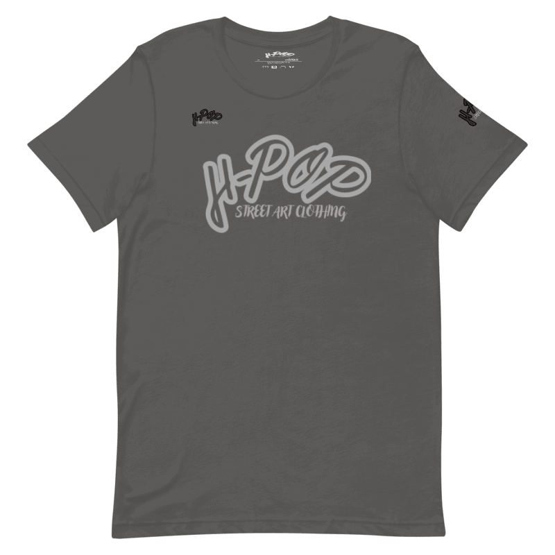 T-shirt grigio scuro con una stampa centrale stilizzata in un grigio più chiaro, che recita "H-Pop Street Art Clothing". Il design è pulito e moderno, con un'estetica legata all'arte urbana. L'immagine è presentata su uno sfondo trasparente.