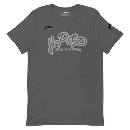 T-shirt grigio scuro con una stampa centrale stilizzata in un grigio più chiaro, che recita "H-Pop Street Art Clothing". Il design è pulito e moderno, con un'estetica legata all'arte urbana. L'immagine è presentata su uno sfondo trasparente.