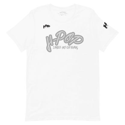 T-shirt bianca con una stampa centrale stilizzata in un grigio chiaro, che recita "H-Pop Street Art Clothing". Il design è pulito e moderno, con un'estetica legata all'arte urbana. L'immagine è presentata su uno sfondo trasparente.