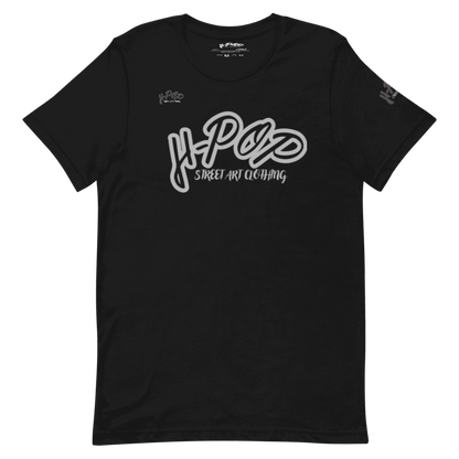 T-shirt nera con una stampa centrale stilizzata in un grigio chiaro, che recita "H-Pop Street Art Clothing". Il design è pulito e moderno, con un'estetica legata all'arte urbana. L'immagine è presentata su uno sfondo trasparente.