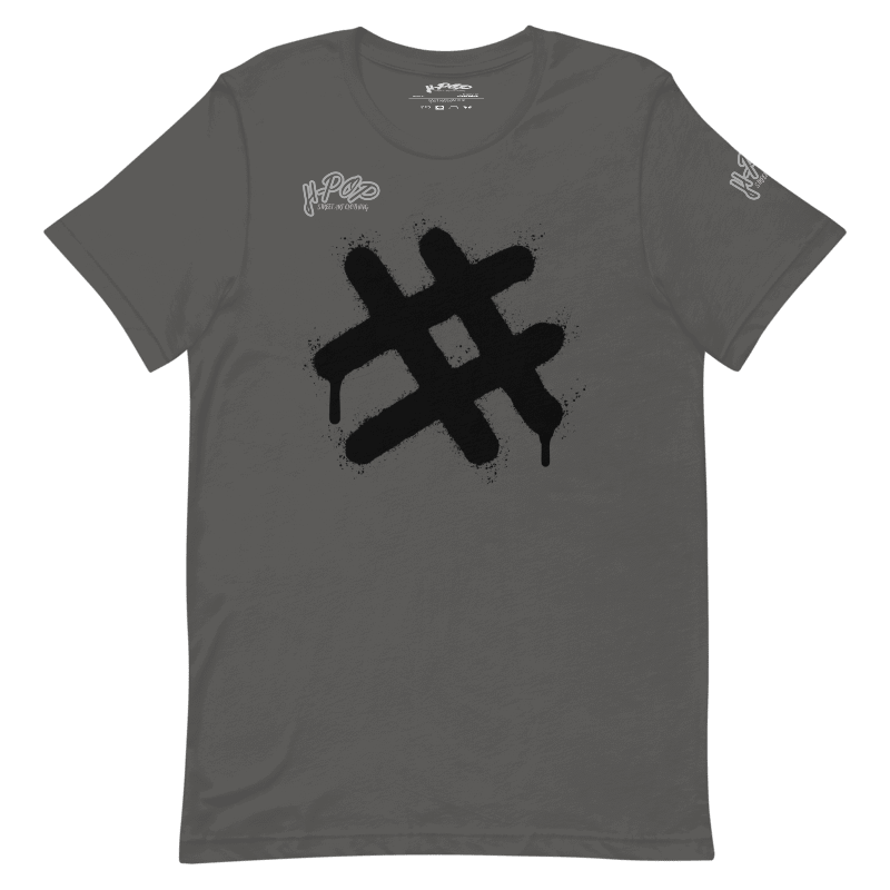 T-shirt grigio antracite con una grande stampa centrale nera in stile graffito, raffigurante un simbolo di hashtag (#) con un effetto gocciolante. Il design ha un'estetica urbana e audace. L'immagine è presentata su uno sfondo trasparente.