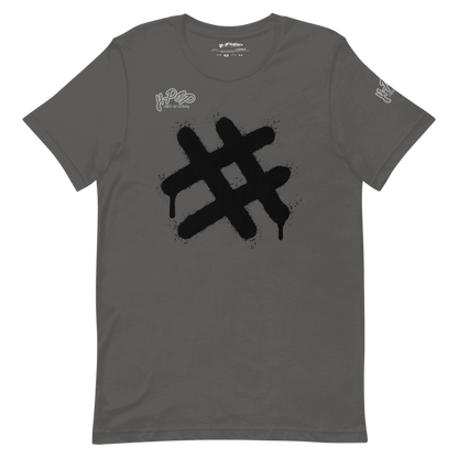T-shirt grigio antracite con una grande stampa centrale nera in stile graffito, raffigurante un simbolo di hashtag (#) con un effetto gocciolante. Il design ha un'estetica urbana e audace. L'immagine è presentata su uno sfondo trasparente.
