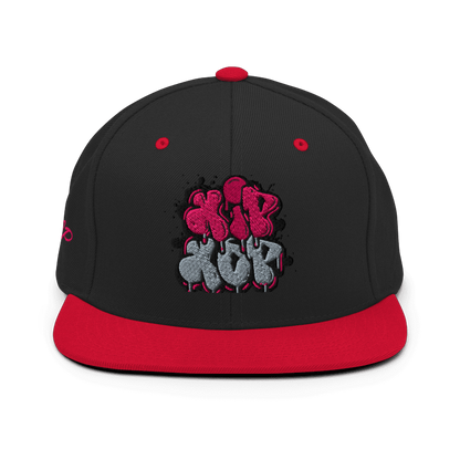 Cappellino da baseball nero con visiera rossa e ricamo 'Hip Hop' in stile graffiti, con dettagli rosa e grigi. Ideale per un look streetwear e urbano. Parole chiave: cappellino, cappellino Hip Hop, streetwear, moda urbana, accessori moda, cappellino nero e rosso, stile graffiti, abbigliamento Hip Hop, tendenze moda Italia.