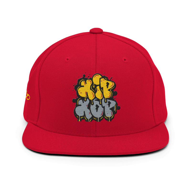 Cappello snapback rosso con stampa 'Hip Hop' in stile graffiti giallo e grigio sul davanti. Ideale per abbigliamento streetwear, cultura hip hop e moda urbana. Cappellino di tendenza unisex con logo distintivo.
