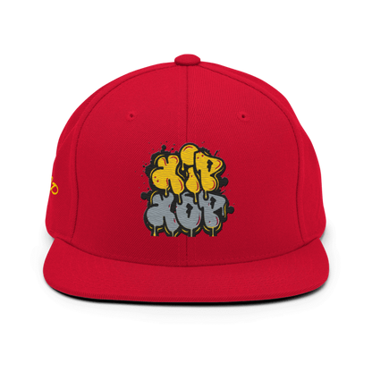 Cappello snapback rosso con stampa 'Hip Hop' in stile graffiti giallo e grigio sul davanti. Ideale per abbigliamento streetwear, cultura hip hop e moda urbana. Cappellino di tendenza unisex con logo distintivo.