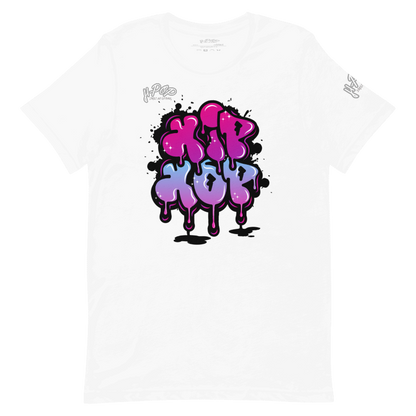 T-shirt bianca con una stampa grafica centrale che recita "HIP HOP" in stile graffito, con colori che sfumano dal fucsia all'azzurro e un effetto di gocciolamento alla base delle lettere. Il design ha un'estetica urbana e vivace. L'immagine è presentata su uno sfondo trasparente.