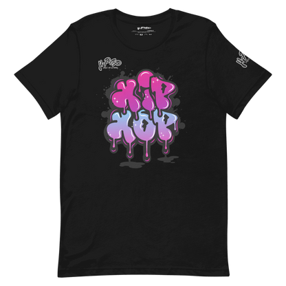 T-shirt nera con una stampa grafica centrale che recita "HIP HOP" in stile graffito, con colori che sfumano dal fucsia all'azzurro e un effetto di gocciolamento alla base delle lettere. Il design ha un'estetica urbana e vivace. L'immagine è presentata su uno sfondo trasparente.