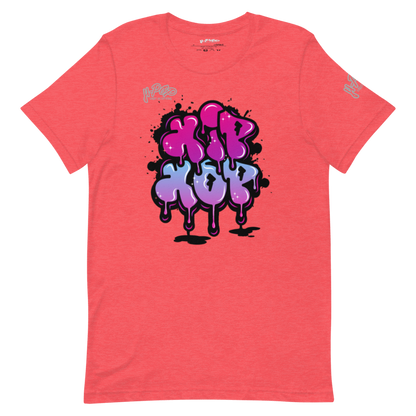 T-shirt color corallo/rosa salmone con una stampa grafica centrale che recita "HIP HOP" in stile graffito, con colori che sfumano dal fucsia all'azzurro e un effetto di gocciolamento alla base delle lettere. Il design ha un'estetica urbana e vivace. L'immagine è presentata su uno sfondo trasparente.