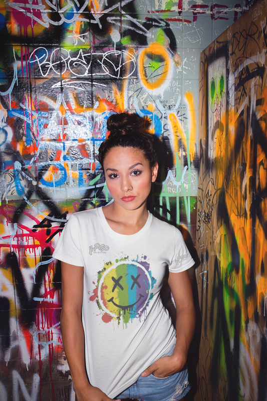 Ragazza con maglietta bianca T-shirt casual con stampa colorata di faccina sorridente graffiata, perfetta per un look urbano e streetwear. Moda donna, abbigliamento giovane, t-shirt grafica.