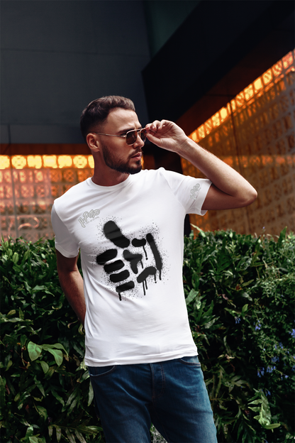 Un uomo con barba, occhiali da sole e capelli castani corti indossa una maglietta bianca con una stampa grafica nera di forme astratte, simili a vernice spray o graffiti, con un effetto gocciolante. L'uomo tiene gli occhiali da sole con una mano e guarda di lato, posando in piedi davanti a una siepe verde con un edificio moderno sullo sfondo. La maglietta ha anche il logo "H-Pop" in alto a sinistra e sulla manica.