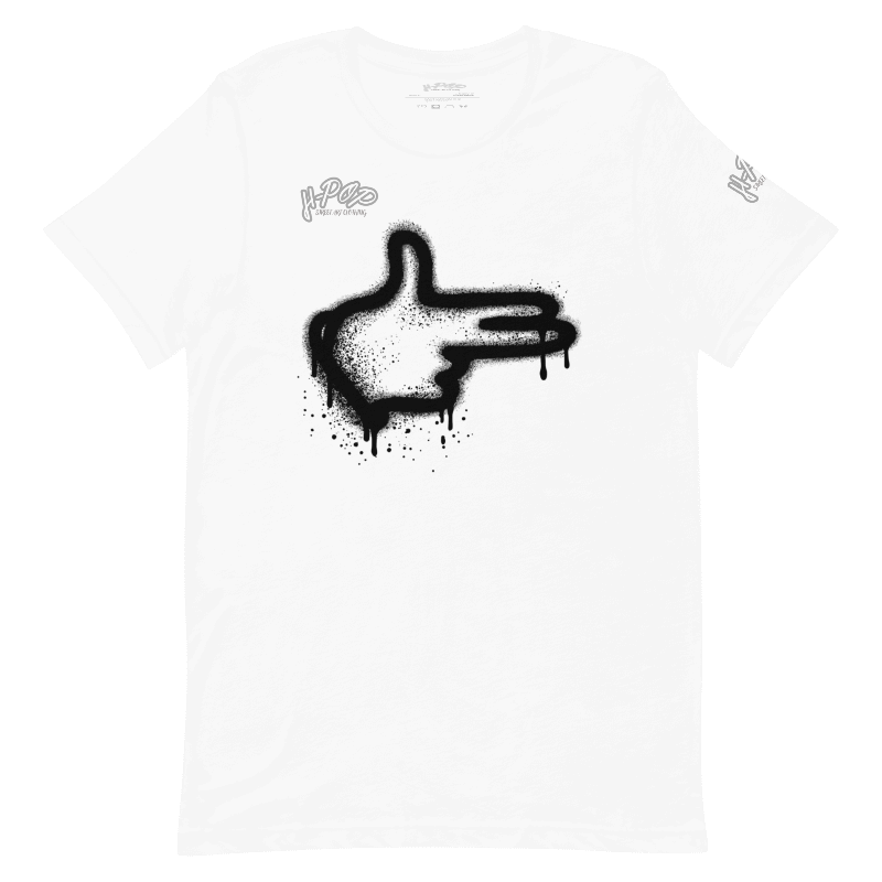 Una maglietta bianca con una stampa grafica centrale di una mano stilizzata che forma il gesto di una pistola con le dita, con effetto vernice spray nera e gocciolante. In alto a sinistra si legge "H-Pop" in un carattere nero e "MAKE MY DAY H-POP" in un carattere più piccolo sotto.