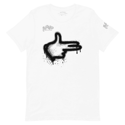Una maglietta bianca con una stampa grafica centrale di una mano stilizzata che forma il gesto di una pistola con le dita, con effetto vernice spray nera e gocciolante. In alto a sinistra si legge "H-Pop" in un carattere nero e "MAKE MY DAY H-POP" in un carattere più piccolo sotto.