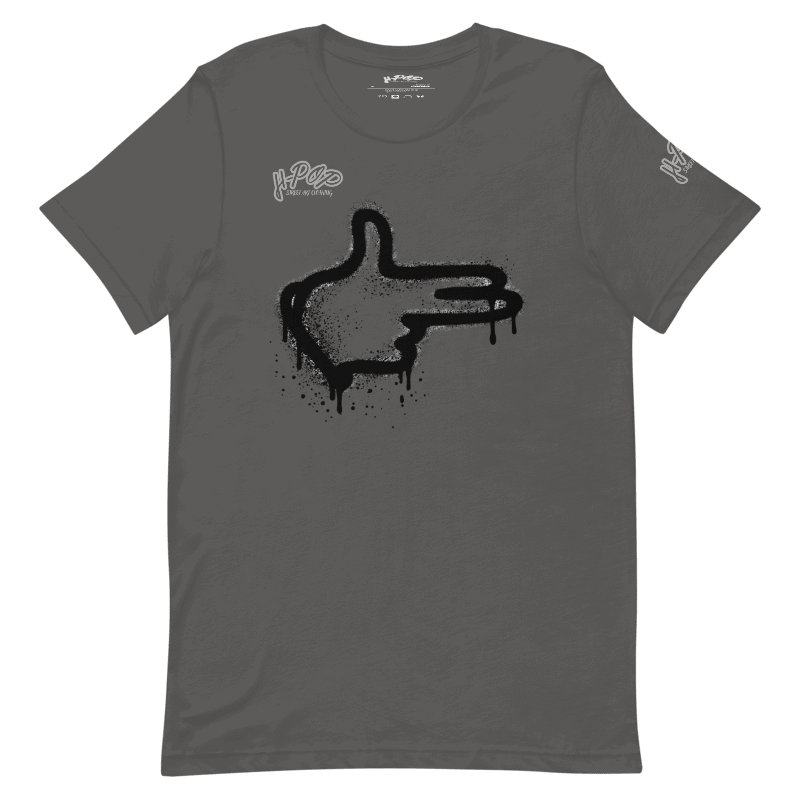 Una maglietta grigio scuro con una stampa grafica centrale di una mano stilizzata che forma il gesto di una pistola con le dita, con un effetto vernice spray nera e gocciolante. In alto a sinistra si legge "H-Pop" in un carattere nero e "MAKE MY DAY H-POP" in un carattere più piccolo sotto. Sul braccio sinistro c'è un logo "H-Pop" più piccolo.