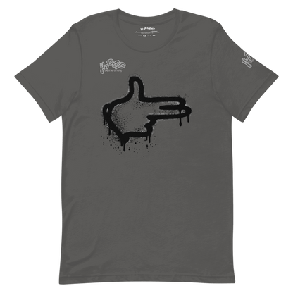 Una maglietta grigio scuro con una stampa grafica centrale di una mano stilizzata che forma il gesto di una pistola con le dita, con un effetto vernice spray nera e gocciolante. In alto a sinistra si legge "H-Pop" in un carattere nero e "MAKE MY DAY H-POP" in un carattere più piccolo sotto. Sul braccio sinistro c'è un logo "H-Pop" più piccolo.
