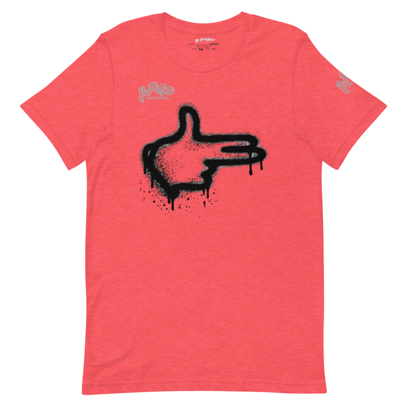 Una maglietta rosso corallo con una stampa grafica centrale di una mano stilizzata che forma il gesto di una pistola con le dita, con un effetto vernice spray nera e gocciolante. In alto a sinistra si legge "H-Pop" in un carattere nero e "MAKE MY DAY H-POP" in un carattere più piccolo sotto. Sul braccio sinistro c'è un logo "H-Pop" più piccolo.