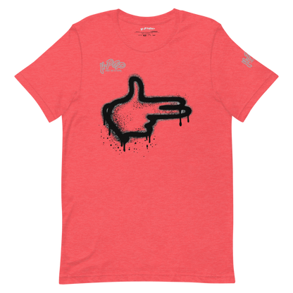 Una maglietta rosso corallo con una stampa grafica centrale di una mano stilizzata che forma il gesto di una pistola con le dita, con un effetto vernice spray nera e gocciolante. In alto a sinistra si legge "H-Pop" in un carattere nero e "MAKE MY DAY H-POP" in un carattere più piccolo sotto. Sul braccio sinistro c'è un logo "H-Pop" più piccolo.