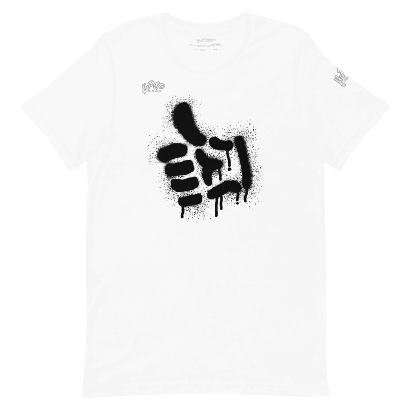 Una maglietta bianca con una stampa grafica nera di forme astratte, simili a vernice spray o graffiti, con un effetto gocciolante. Le forme ricordano in parte un pollice in su stilizzato. La maglietta ha anche il logo "H-Pop" in alto a sinistra e sulla manica.