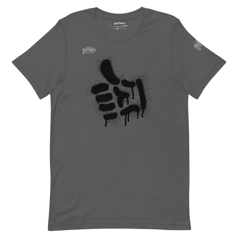 Una maglietta grigio scuro con una stampa grafica nera di forme astratte, simili a vernice spray o graffiti, con un effetto gocciolante. Le forme ricordano in parte un pollice in su stilizzato. La maglietta ha anche il logo "H-Pop" in alto a sinistra e sulla manica.