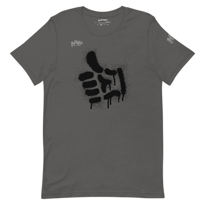 Una maglietta grigio scuro con una stampa grafica nera di forme astratte, simili a vernice spray o graffiti, con un effetto gocciolante. Le forme ricordano in parte un pollice in su stilizzato. La maglietta ha anche il logo "H-Pop" in alto a sinistra e sulla manica.