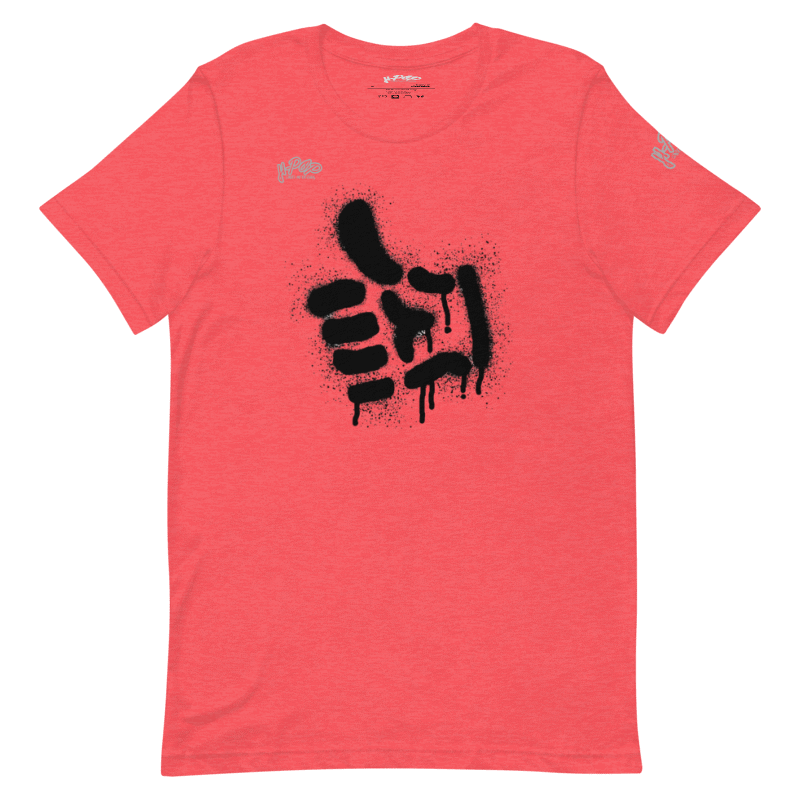 Una maglietta rosso corallo con una stampa grafica nera di forme astratte, simili a vernice spray o graffiti, con un effetto gocciolante. Le forme ricordano in parte un pollice in su stilizzato. La maglietta ha anche il logo "H-Pop" in alto a sinistra e sulla manica.
