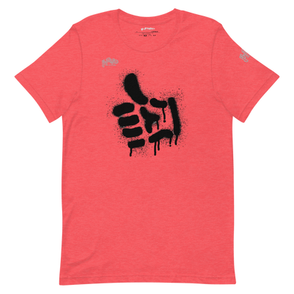 Una maglietta rosso corallo con una stampa grafica nera di forme astratte, simili a vernice spray o graffiti, con un effetto gocciolante. Le forme ricordano in parte un pollice in su stilizzato. La maglietta ha anche il logo "H-Pop" in alto a sinistra e sulla manica.