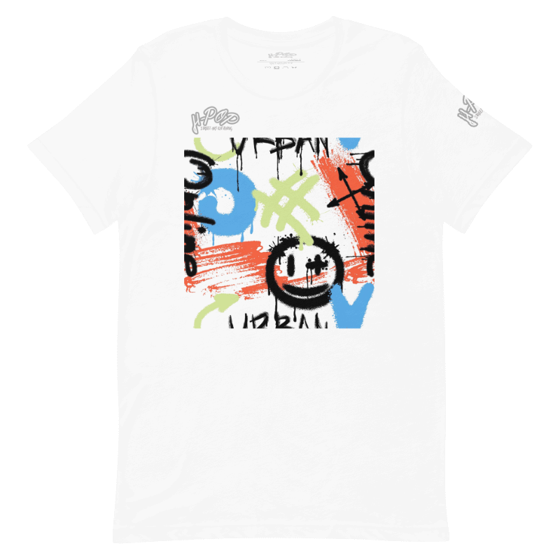 T-shirt bianca con una vivace stampa grafica in stile graffiti al centro. Il design include tratti di pennello, simboli e testo stilizzato in colori come blu, arancione, verde lime e nero, con una faccina sorridente stilizzata. L'immagine è presentata su uno sfondo trasparente.