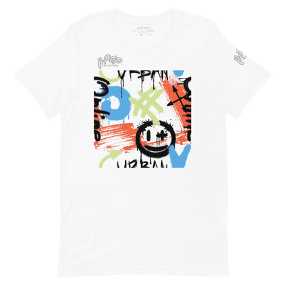T-shirt bianca con una vivace stampa grafica in stile graffiti al centro. Il design include tratti di pennello, simboli e testo stilizzato in colori come blu, arancione, verde lime e nero, con una faccina sorridente stilizzata. L'immagine è presentata su uno sfondo trasparente.