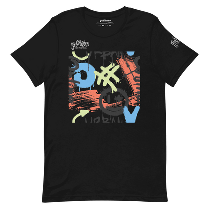 T-shirt nera con una vivace stampa grafica in stile graffiti al centro. Il design include tratti di pennello, simboli e testo stilizzato in colori come blu, arancione, verde lime e nero, con una faccina sorridente stilizzata. L'immagine è presentata su uno sfondo trasparente.