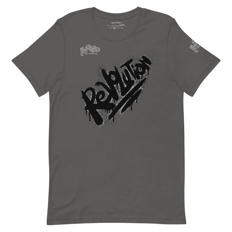 Maglietta grigia a girocollo con stampa nera 'Revolution' in stile graffiti. Ideale per abbigliamento streetwear, casual e giovanile. T-shirt unisex di tendenza con logo frontale.