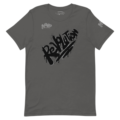 Maglietta grigia a girocollo con stampa nera 'Revolution' in stile graffiti. Ideale per abbigliamento streetwear, casual e giovanile. T-shirt unisex di tendenza con logo frontale.
