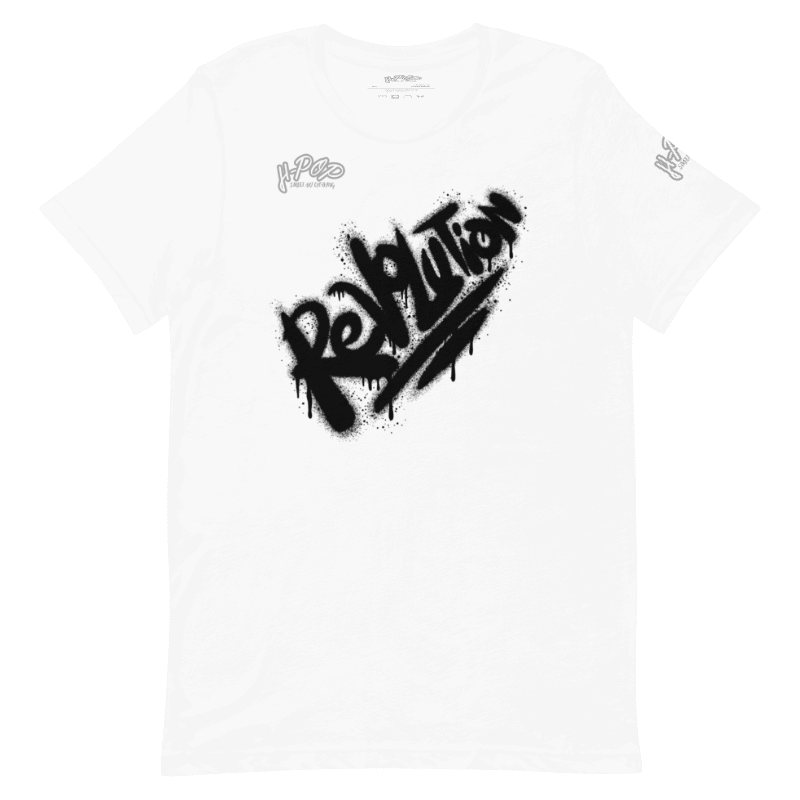 Maglietta bianca a girocollo con grande stampa nera 'Revolution' in stile graffiti. Ideale per un look streetwear, casual e giovanile. T-shirt unisex di tendenza con logo distintivo.