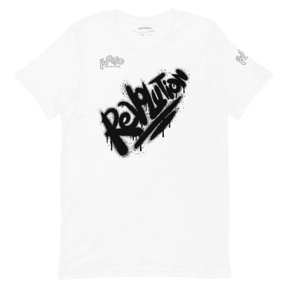 Maglietta bianca a girocollo con grande stampa nera 'Revolution' in stile graffiti. Ideale per un look streetwear, casual e giovanile. T-shirt unisex di tendenza con logo distintivo.