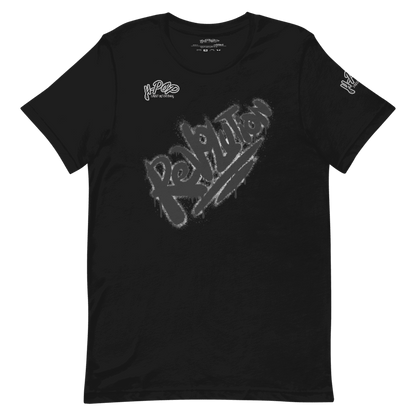 Maglietta nera a girocollo con stampa grigia 'Revolution' in stile graffiti. Ideale per un look streetwear, casual e giovanile. T-shirt unisex di tendenza con logo distintivo sul petto e sulla manica.