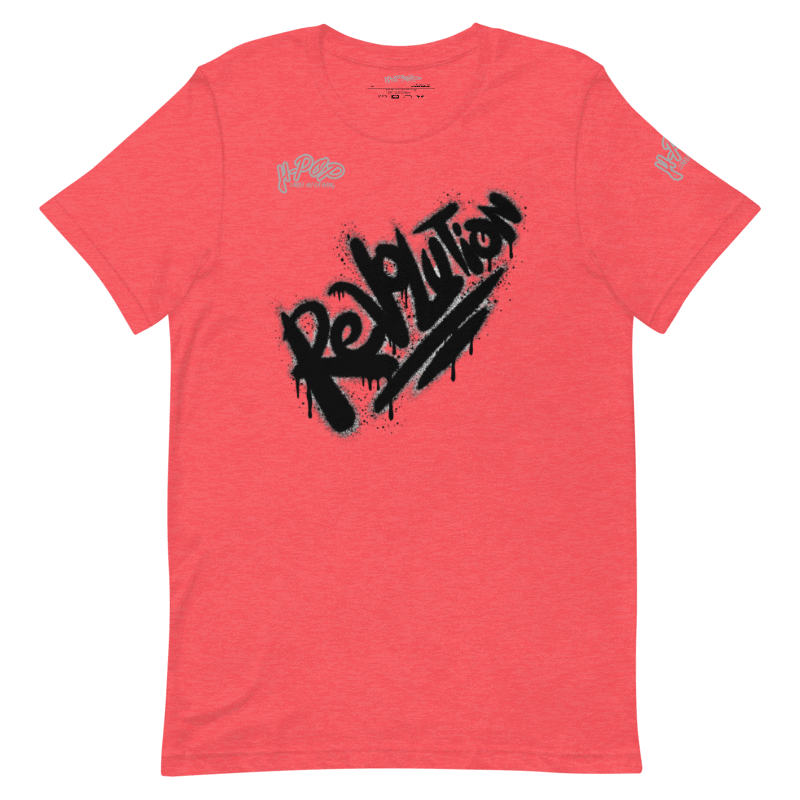 Maglietta color corallo a girocollo con stampa nera 'Revolution' in stile graffiti. Ideale per un look streetwear vibrante, casual e giovanile. T-shirt unisex di tendenza con logo distintivo.