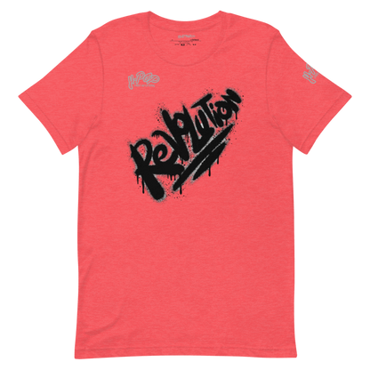Maglietta color corallo a girocollo con stampa nera 'Revolution' in stile graffiti. Ideale per un look streetwear vibrante, casual e giovanile. T-shirt unisex di tendenza con logo distintivo.