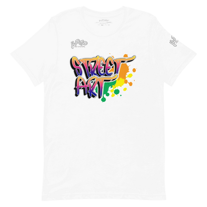 T-shirt bianca con una stampa grafica centrale che recita "STREET ART" in stile graffiti, con lettere dai colori sfumati (arancione, viola, verde) e schizzi di vernice colorati. Il design ha un'estetica urbana e vivace. L'immagine è presentata su uno sfondo trasparente.