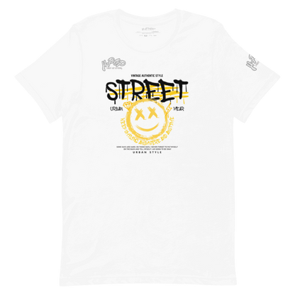 T-shirt bianca da uomo con stampa grafica frontale che recita "STREET" in stile graffiti e una faccina sorridente gialla con occhi a X. Il design include anche scritte più piccole e dettagli che richiamano lo stile urbano e vintage. La maglietta è presentata su uno sfondo trasparente.