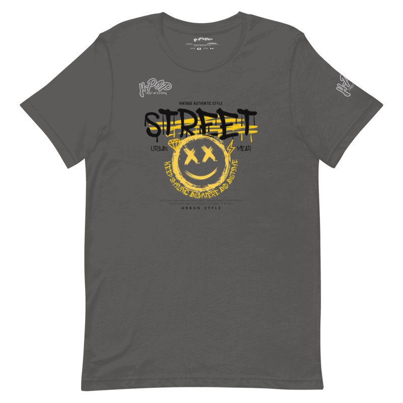 T-shirt grigio scuro da uomo con una stampa grafica centrale in stile streetwear. La grafica include la parola "STREET" in lettere maiuscole con un effetto schizzato, affiancata da una faccina sorridente gialla con occhi a X. Il design presenta anche scritte più piccole e dettagli che richiamano uno stile urbano e vintage. L'immagine è su sfondo trasparente.