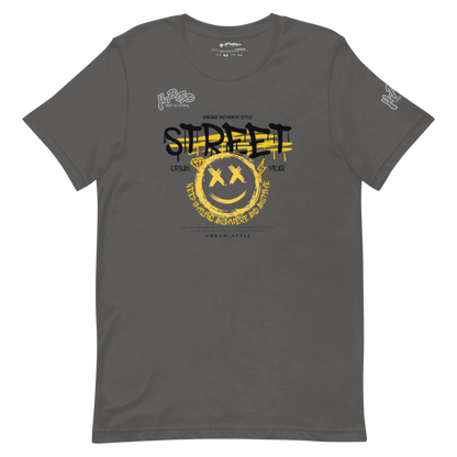 T-shirt grigio scuro da uomo con una stampa grafica centrale in stile streetwear. La grafica include la parola "STREET" in lettere maiuscole con un effetto schizzato, affiancata da una faccina sorridente gialla con occhi a X. Il design presenta anche scritte più piccole e dettagli che richiamano uno stile urbano e vintage. L'immagine è su sfondo trasparente.