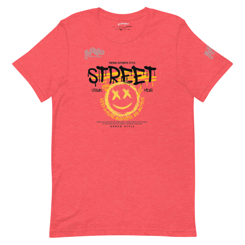 T-shirt color corallo/rosa salmone da uomo con una stampa grafica centrale in stile streetwear. Il design presenta la parola "STREET" con effetto spray o graffiti, una faccina sorridente gialla con occhi a X e testo aggiuntivo che richiama uno stile urbano e vintage. L'immagine è su sfondo trasparente. 