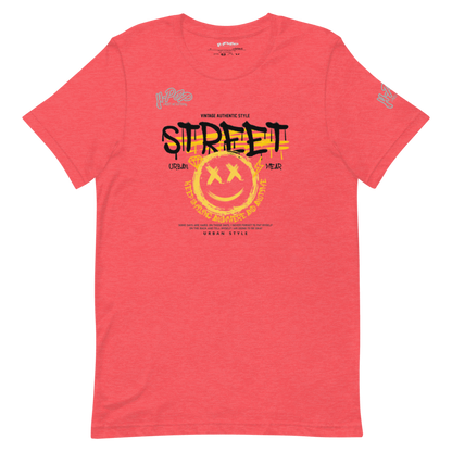 T-shirt color corallo/rosa salmone da uomo con una stampa grafica centrale in stile streetwear. Il design presenta la parola "STREET" con effetto spray o graffiti, una faccina sorridente gialla con occhi a X e testo aggiuntivo che richiama uno stile urbano e vintage. L'immagine è su sfondo trasparente. 