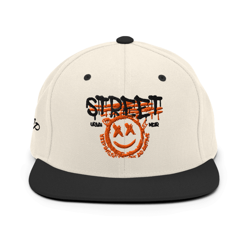 Cappellino snapback bianco sporco con visiera nera e un design grafico centrale. La grafica include la scritta 'STREET' in arancione e nero, e un volto sorridente stilizzato con occhi a 'X' circondato da testo. Perfetto per un look streetwear e skater. Parole chiave: cappellino, cappellino snapback, streetwear, moda skater, accessori moda, cappellino bianco e nero, design grafico, abbigliamento urbano, tendenze moda Italia.