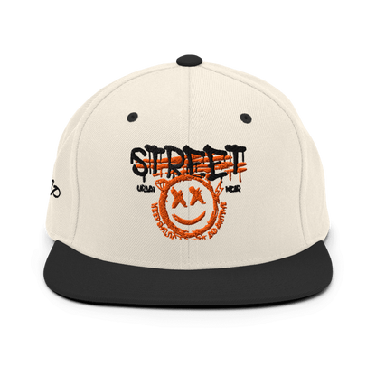 Cappellino snapback bianco sporco con visiera nera e un design grafico centrale. La grafica include la scritta 'STREET' in arancione e nero, e un volto sorridente stilizzato con occhi a 'X' circondato da testo. Perfetto per un look streetwear e skater. Parole chiave: cappellino, cappellino snapback, streetwear, moda skater, accessori moda, cappellino bianco e nero, design grafico, abbigliamento urbano, tendenze moda Italia.