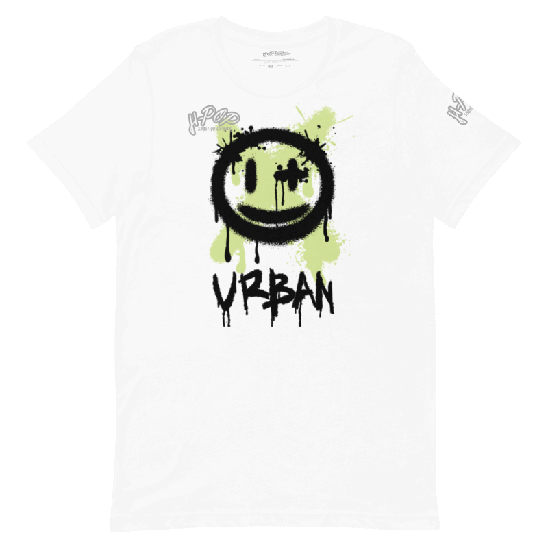 Maglietta bianca a girocollo con stampa 'Urban' e faccina sorridente in stile graffiti verde e nero. Ideale per abbigliamento streetwear, casual e giovanile. T-shirt unisex di tendenza con grafica distintiva.