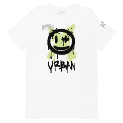Maglietta bianca a girocollo con stampa 'Urban' e faccina sorridente in stile graffiti verde e nero. Ideale per abbigliamento streetwear, casual e giovanile. T-shirt unisex di tendenza con grafica distintiva.