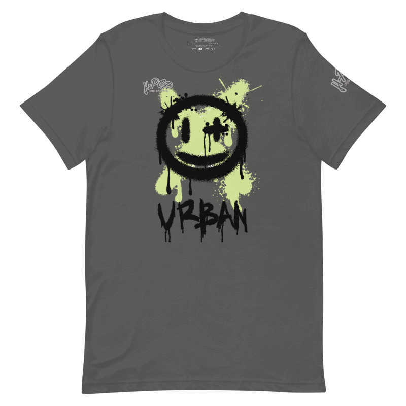Maglietta grigio scuro a girocollo con stampa 'Urban' e faccina sorridente in stile graffiti verde e nero. Ideale per abbigliamento streetwear, casual e giovanile. T-shirt unisex di tendenza con grafica distintiva.