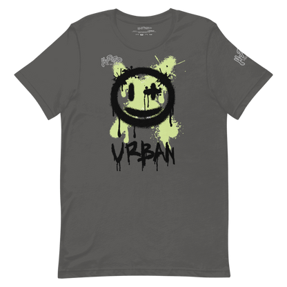 Maglietta grigio scuro a girocollo con stampa 'Urban' e faccina sorridente in stile graffiti verde e nero. Ideale per abbigliamento streetwear, casual e giovanile. T-shirt unisex di tendenza con grafica distintiva.