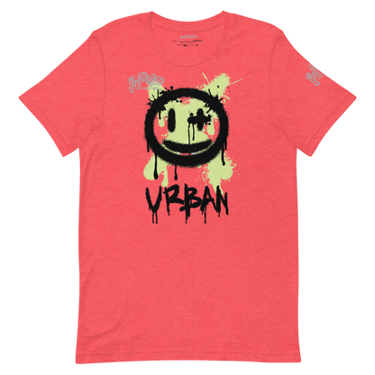 Maglietta color corallo a girocollo con stampa 'Urban' e faccina sorridente in stile graffiti verde e nero. Ideale per abbigliamento streetwear, casual e giovanile. T-shirt unisex di tendenza con grafica distintiva.